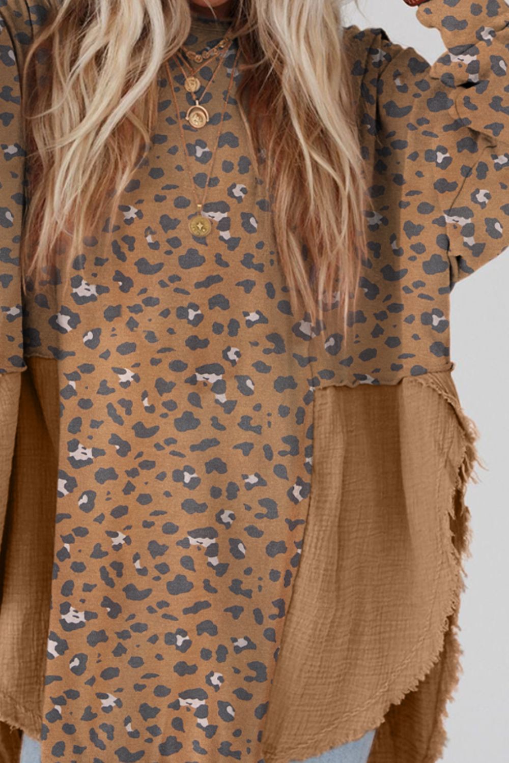 Long chiffon blouse with a leopard print - beige | Comma